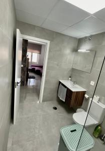 un baño con lavabo e inodoro en Paradise Costa en Los alcázares, en Los Alcázares