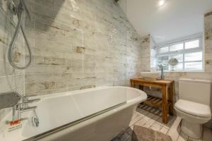 ein Badezimmer mit Badewanne, Toilette und Waschbecken in der Unterkunft Willow Cottage South Creake 2 in South Creake + 19 Fotos
