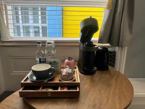 Comodidades para preparar café e chá em The Red Lion Hotel