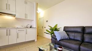 a living room with a couch and a kitchen at Perla del Paraiso in Playa Paraiso