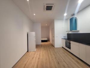 cocina vacía con nevera y suelo de madera en Apartamento Cienciasmar, en Valencia 15 fotos más