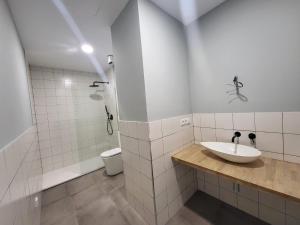 Un baño blanco con lavabo y ducha. en Apartamento Cienciasmar, en Valencia