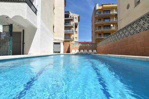 een zwembad in het midden van een gebouw bij RNET - MTA Apartaments A3 in Roses