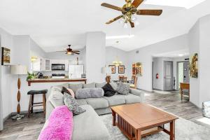 Χώρος καθιστικού στο Tranquil Oasis 4BR Pool Home