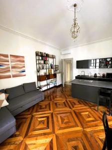 a living room with a couch and a table at Emozione Torino - affascinante, silenzioso, in palazzo d'epoca pressi piazza Solferino in Turin