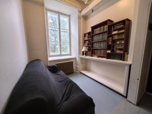 a living room with a couch and a window at Auberge du Couvent in Saint-Casimir