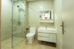 フーコックにあるHL Melody Boutique Hotelのトイレ、シャワー、洗面台を備えたバスルーム +20枚の写真