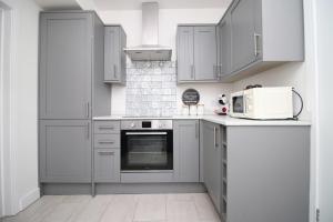 O bucătărie sau chicinetă la Prospect Cottage Fabulous Home In Stunning Rhondda Valley By StayStaycations