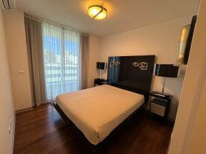 Ένα ή περισσότερα κρεβάτια σε δωμάτιο στο Funchal Next Corner Plaza