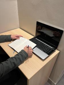 Uma TV ou centro de entretenimento em Hotel Residencial Alfa