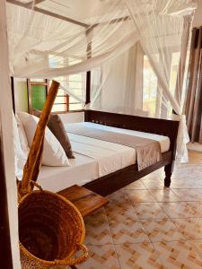 Giường trong phòng chung tại Helwas Zanzibar Beach Hotel