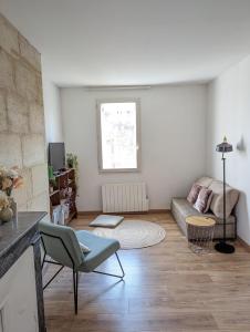 Część wypoczynkowa w obiekcie Cocon lumineux sous les toits de Bordeaux