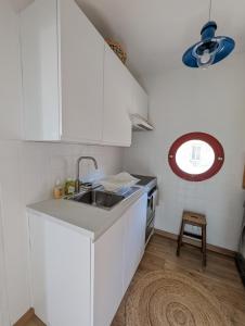 Kuchnia lub aneks kuchenny w obiekcie Cocon lumineux sous les toits de Bordeaux