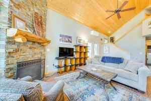 a living room with a couch and a fireplace at Ronald Vacation Rental Near Suncadia Resort in Ronald
