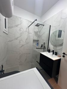 Ένα μπάνιο στο Luxe Verde Orikum Vlore +14 φωτογραφίες