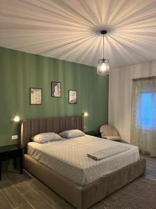Ένα ή περισσότερα κρεβάτια σε δωμάτιο στο Luxe Verde Orikum Vlore