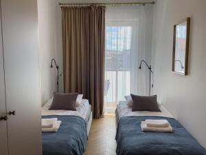 Postel nebo postele na pokoji v ubytování URBAN APARTMENTS GLOBAL PREMIUM, 5th Floor No 03, Free Garage, Self Check-in, No Deposit