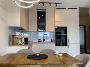 Kuchyň nebo kuchyňský kout v ubytování URBAN APARTMENTS GLOBAL PREMIUM, 5th Floor No 03, Free Garage, Self Check-in, No Deposit + 18 fotografií