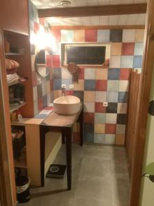 Bilik mandi di Charmante maison atypique en village +17 gambar