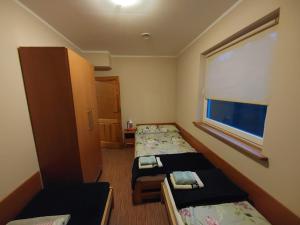 Ένα ή περισσότερα κρεβάτια σε δωμάτιο στο domek Drewniany na wiejskiej