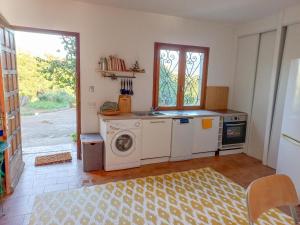 een keuken met een wasmachine en een wasmachine bij Lemon in Casaglione