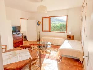 een woonkamer met twee bedden en een tafel bij Lemon in Casaglione