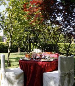 a table with a red table cloth on it at Hotel Bracco in Loreggia