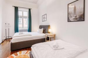 a bedroom with two beds and a window at Hopfenhaus Kulmbach in Kulmbach