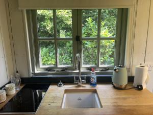 Η κουζίνα ή μικρή κουζίνα στο Cabin Retreat in Bedford - Sleeps 2 & Free parking
