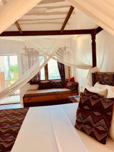Giường trong phòng chung tại Helwas Zanzibar Beach Hotel