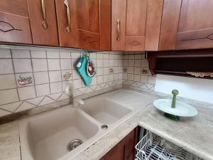 una encimera de cocina con fregadero en una cocina en Adelè posto tranquillo al centro del paese, en Santa Cesarea Terme 83 fotos más