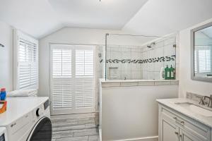 een witte keuken met een wastafel en een wasmachine bij Villa Mulvey #1 in St. Augustine