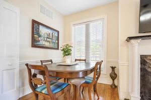 een eetkamer met een tafel en stoelen en een raam bij Villa Mulvey #1 in St. Augustine +28 foto's