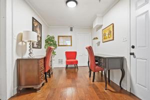 een thuiskantoor met een bureau en rode stoelen bij Villa Mulvey #1 in St. Augustine