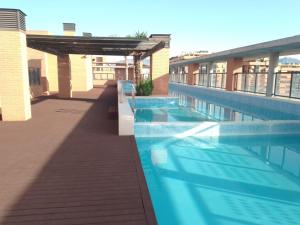 a swimming pool on the side of a building at Apartamento 3 dormitorios in San Vicente del Raspeig