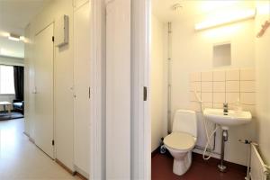 ポルヴォーにあるForenom Serviced Apartments Porvooのトイレと洗面台付きのバスルーム