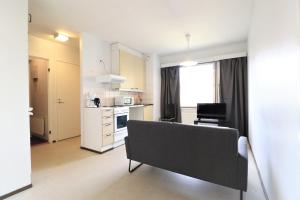 ポルヴォーにあるForenom Serviced Apartments Porvooのソファとキッチンのあるリビングルーム +21枚の写真