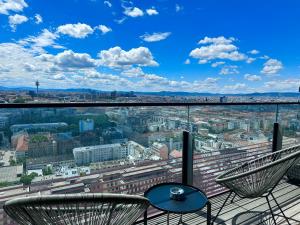 Luxury Penthouse I Rooftop Pool I Self Check-in的阳台或露台