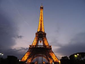 una vista de la Torre Eiffel de noche en Calme, tranquille, proche Paris, en Bagneux