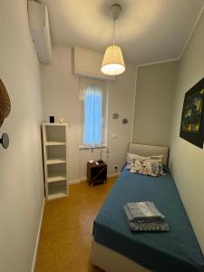 mała sypialnia z łóżkiem i oknem w obiekcie Rapallo: Nuovo appartamento vista mare w Rapallo +11 zdjęć