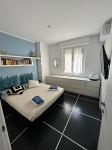 sypialnia z dwoma łóżkami i oknem w obiekcie Rapallo: Nuovo appartamento vista mare w Rapallo