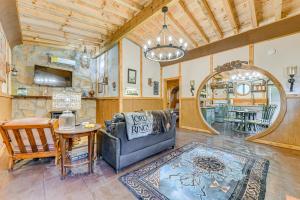 Χώρος καθιστικού στο Hobbit-Themed House on 6 Acres in Cosby