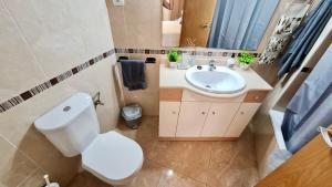 Ένα μπάνιο στο Apartamento Aloha Delta