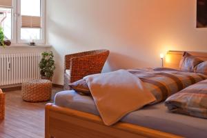 ein Schlafzimmer mit einem Bett und einem Stuhl in der Unterkunft Ferienwohnung Lohr in Oberstdorf