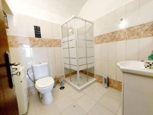 Et badeværelse på Estúdio no centro histórico de Évora em Portugal + 11 billeder