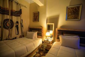 Postel nebo postele na pokoji v ubytování Royal Bella Casa Pyramids Inn