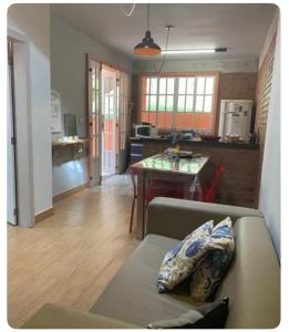 a living room with a couch and a kitchen at Arandela OuroPreto in Ouro Preto