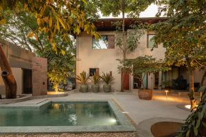 Бассейн в Welcome to Paradise - Luxurious Studio Oasis "Artemisa" with Pool and Lush Tropical Gardens или поблизости