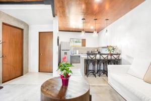 Кухня или мини-кухня в Welcome to Paradise - Luxurious Studio Oasis "Artemisa" with Pool and Lush Tropical Gardens
