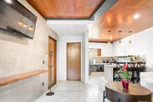 Кухня или мини-кухня в Welcome to Paradise - Luxurious Studio Oasis "Artemisa" with Pool and Lush Tropical Gardens
